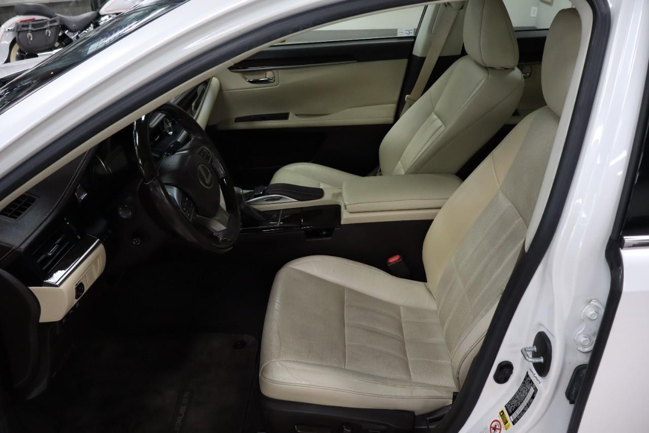 Lexus ES 350 Vehicle Full-screen Gallery Image 9