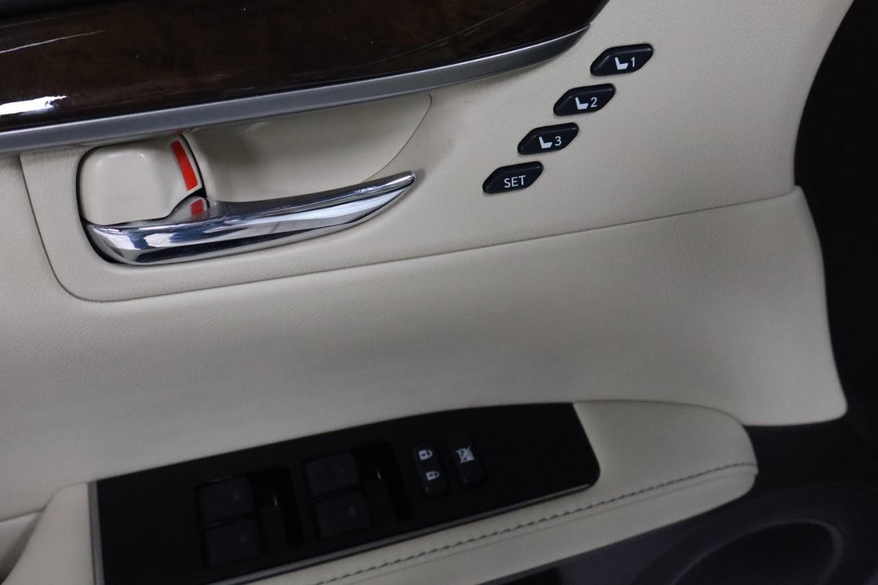 Lexus ES 350 Vehicle Full-screen Gallery Image 11