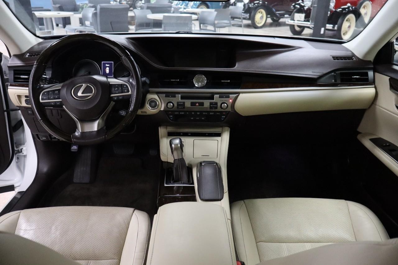 Lexus ES 350 Vehicle Full-screen Gallery Image 12