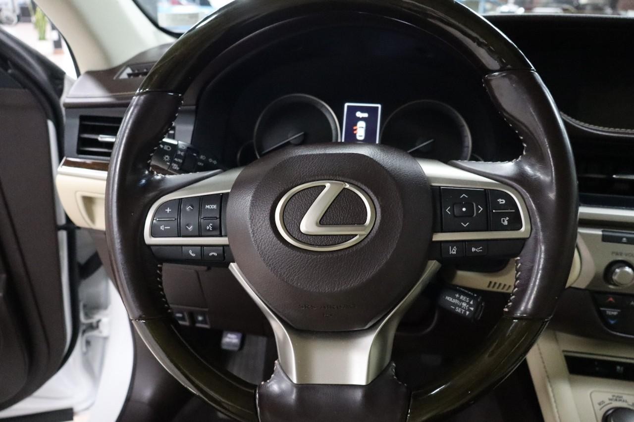 Lexus ES 350 Vehicle Full-screen Gallery Image 13