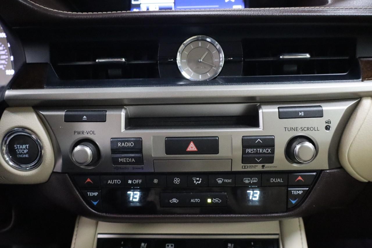 Lexus ES 350 Vehicle Full-screen Gallery Image 16