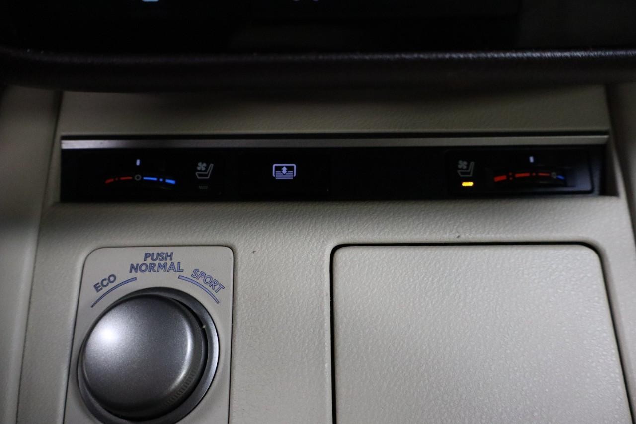 Lexus ES 350 Vehicle Full-screen Gallery Image 17