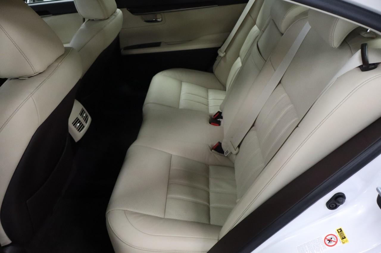 Lexus ES 350 Vehicle Full-screen Gallery Image 18