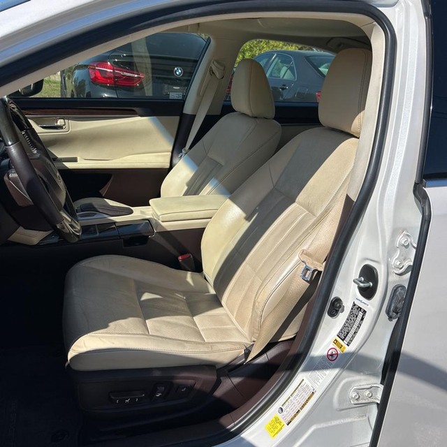 Lexus ES 350 Vehicle Full-screen Gallery Image 9