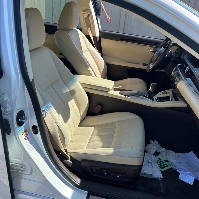 Lexus ES 350 Vehicle Full-screen Gallery Image 10