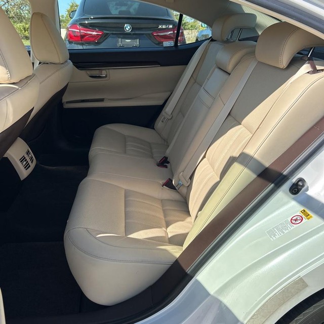 Lexus ES 350 Vehicle Full-screen Gallery Image 11