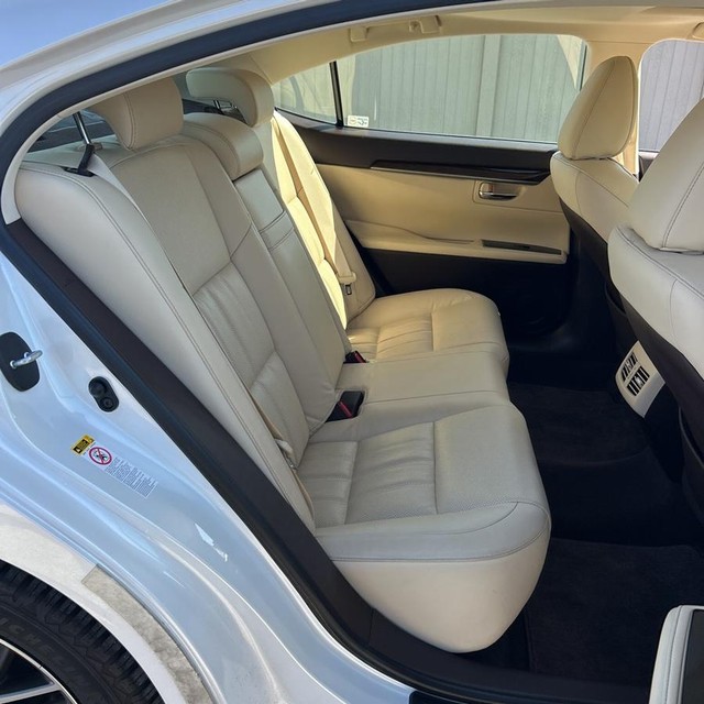Lexus ES 350 Vehicle Full-screen Gallery Image 12