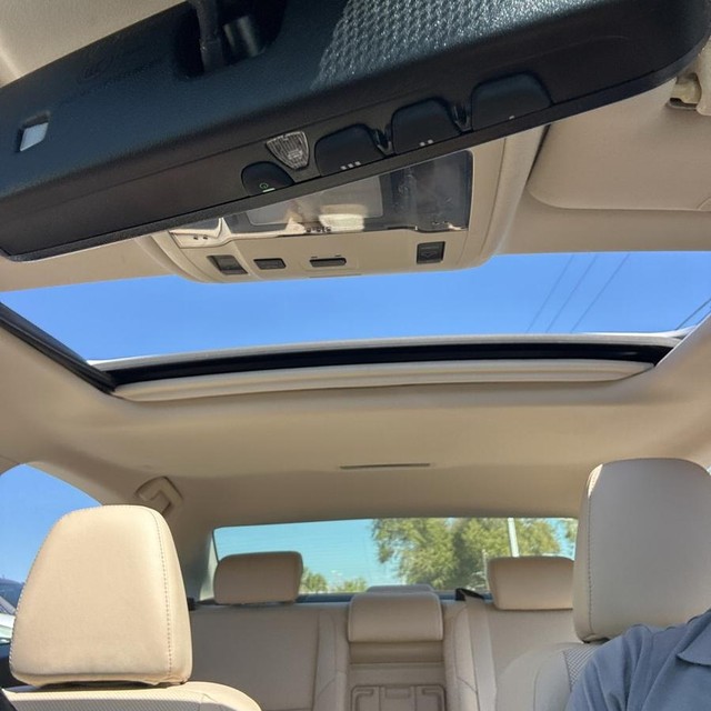 Lexus ES 350 Vehicle Full-screen Gallery Image 13