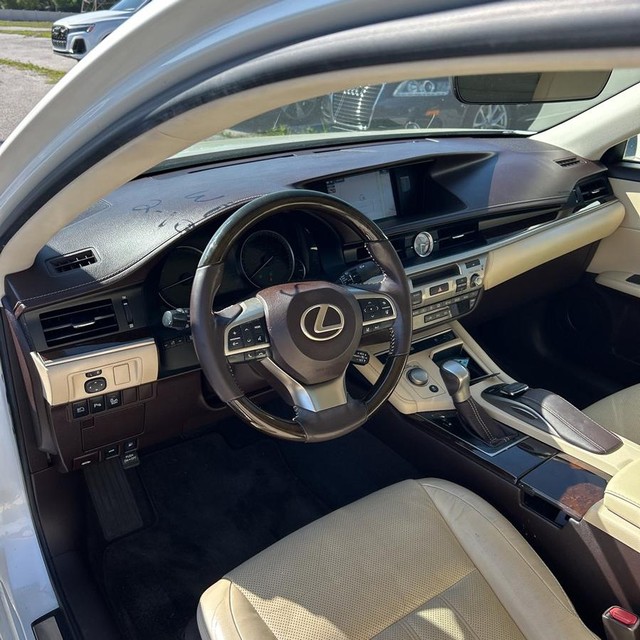 Lexus ES 350 Vehicle Full-screen Gallery Image 14