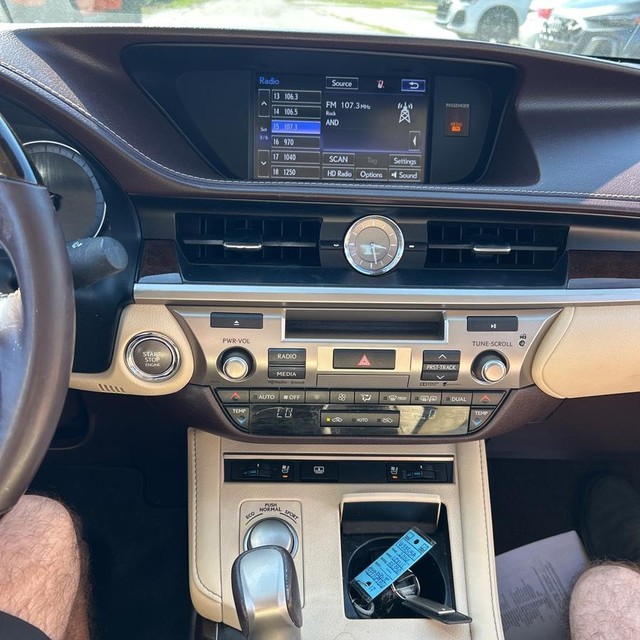 Lexus ES 350 Vehicle Full-screen Gallery Image 15