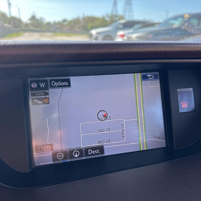 Lexus ES 350 Vehicle Full-screen Gallery Image 16