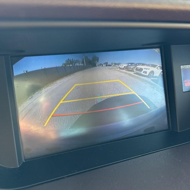 Lexus ES 350 Vehicle Full-screen Gallery Image 17