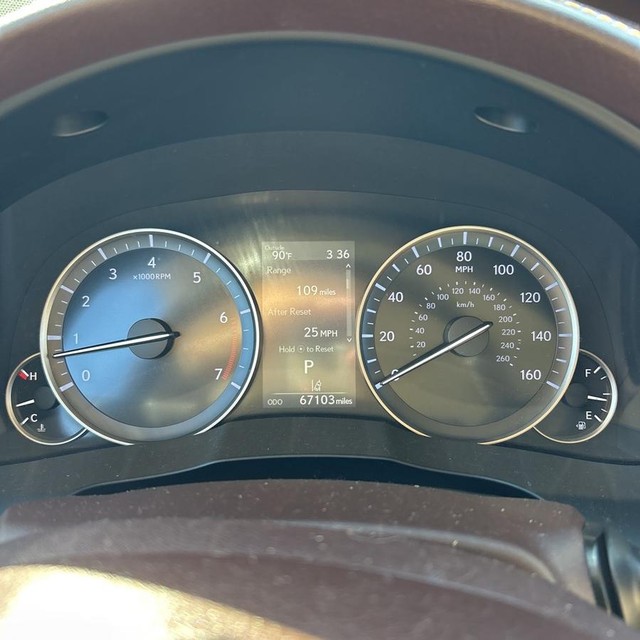 Lexus ES 350 Vehicle Full-screen Gallery Image 18