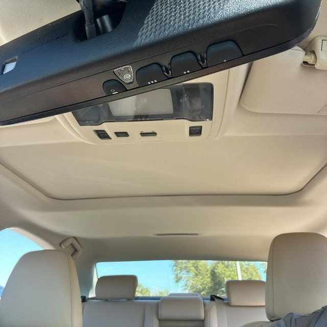 Lexus ES 350 Vehicle Full-screen Gallery Image 19