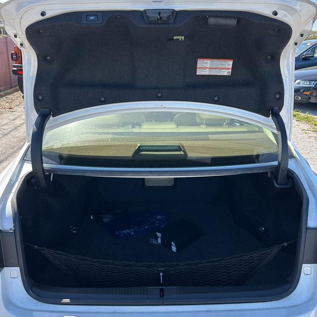 Lexus ES 350 Vehicle Full-screen Gallery Image 20