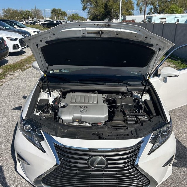 Lexus ES 350 Vehicle Full-screen Gallery Image 21