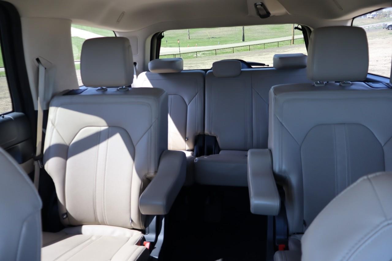 Ford Expedition Vehicle Full-screen Gallery Image 16