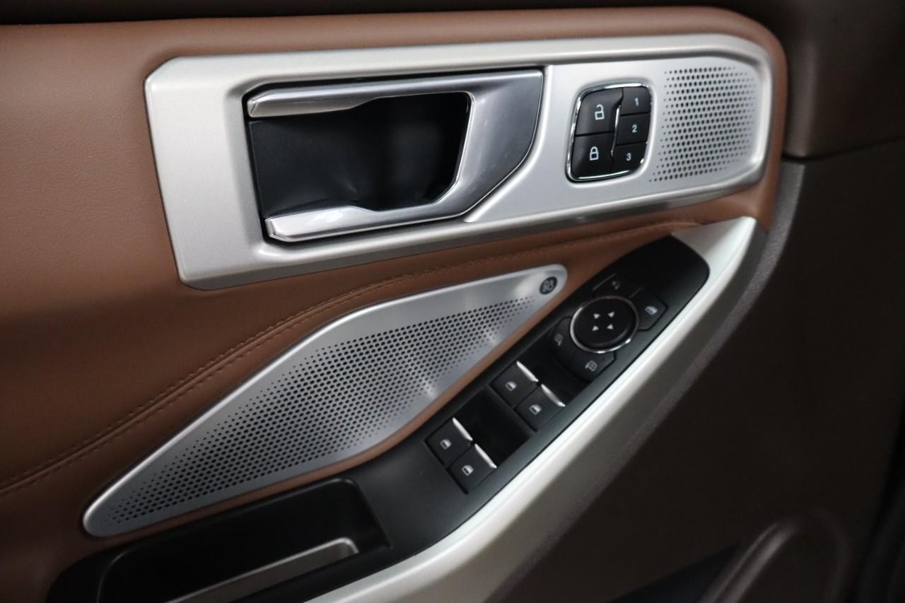 Ford Explorer Vehicle Full-screen Gallery Image 12