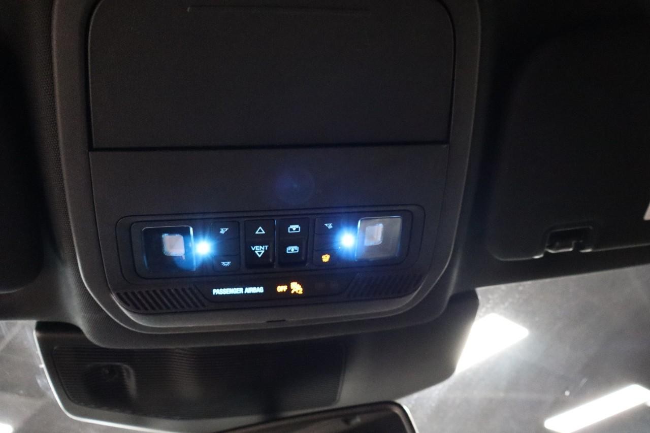 Ford Explorer Vehicle Full-screen Gallery Image 18