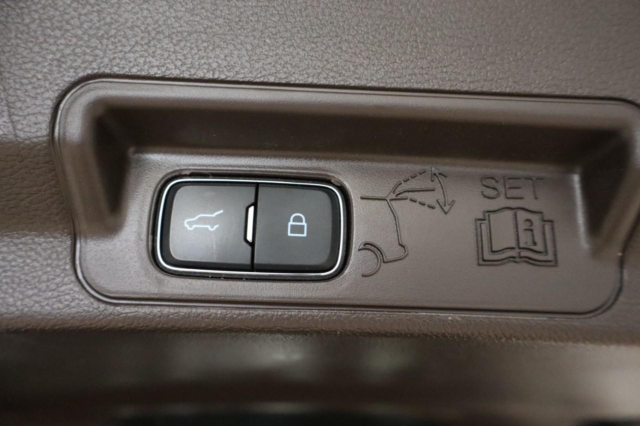 Ford Explorer Vehicle Full-screen Gallery Image 28