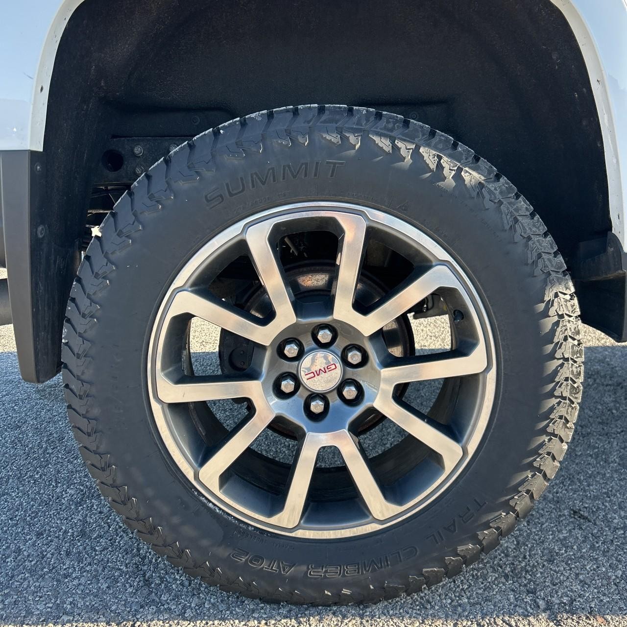 GMC Canyon Vehicle Full-screen Gallery Image 9