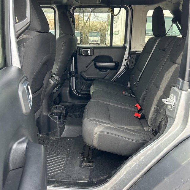 Jeep Wrangler Unlimited Vehicle Full-screen Gallery Image 12