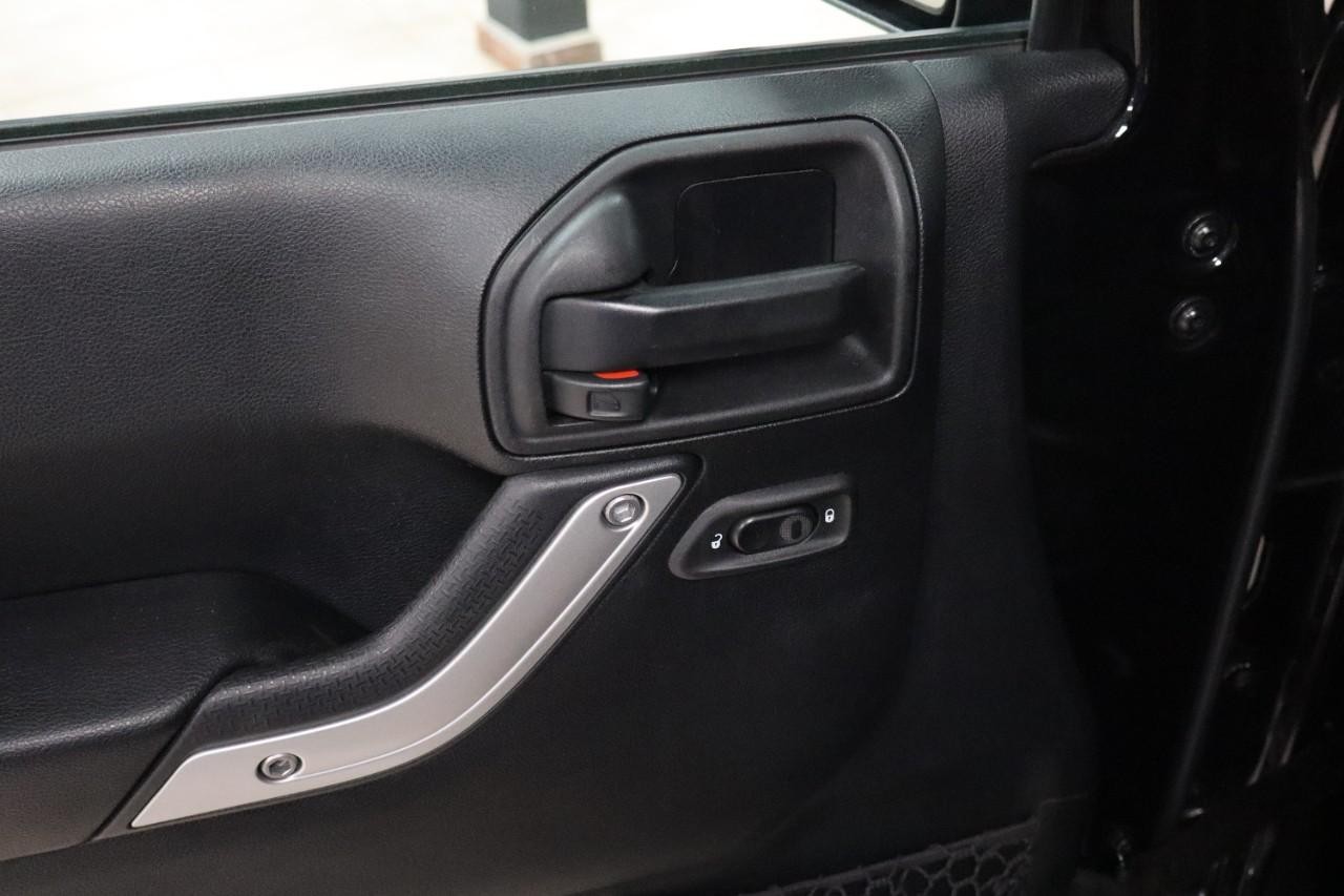 Jeep Wrangler Unlimited Vehicle Full-screen Gallery Image 11