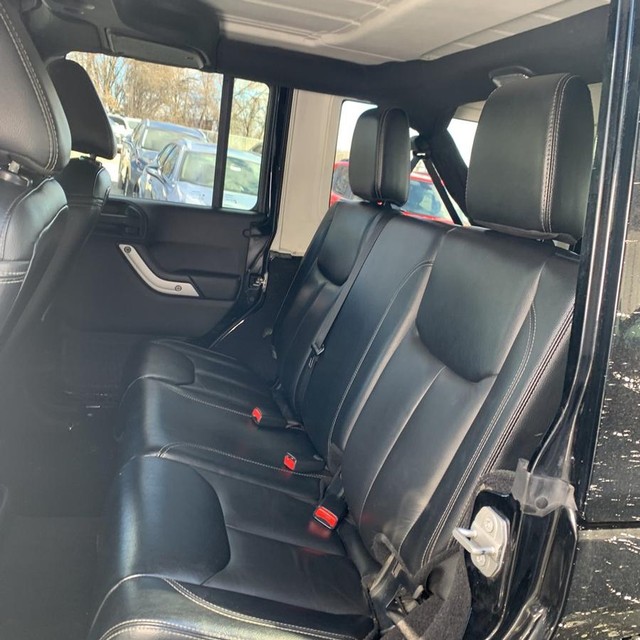 Jeep Wrangler Unlimited Vehicle Full-screen Gallery Image 12