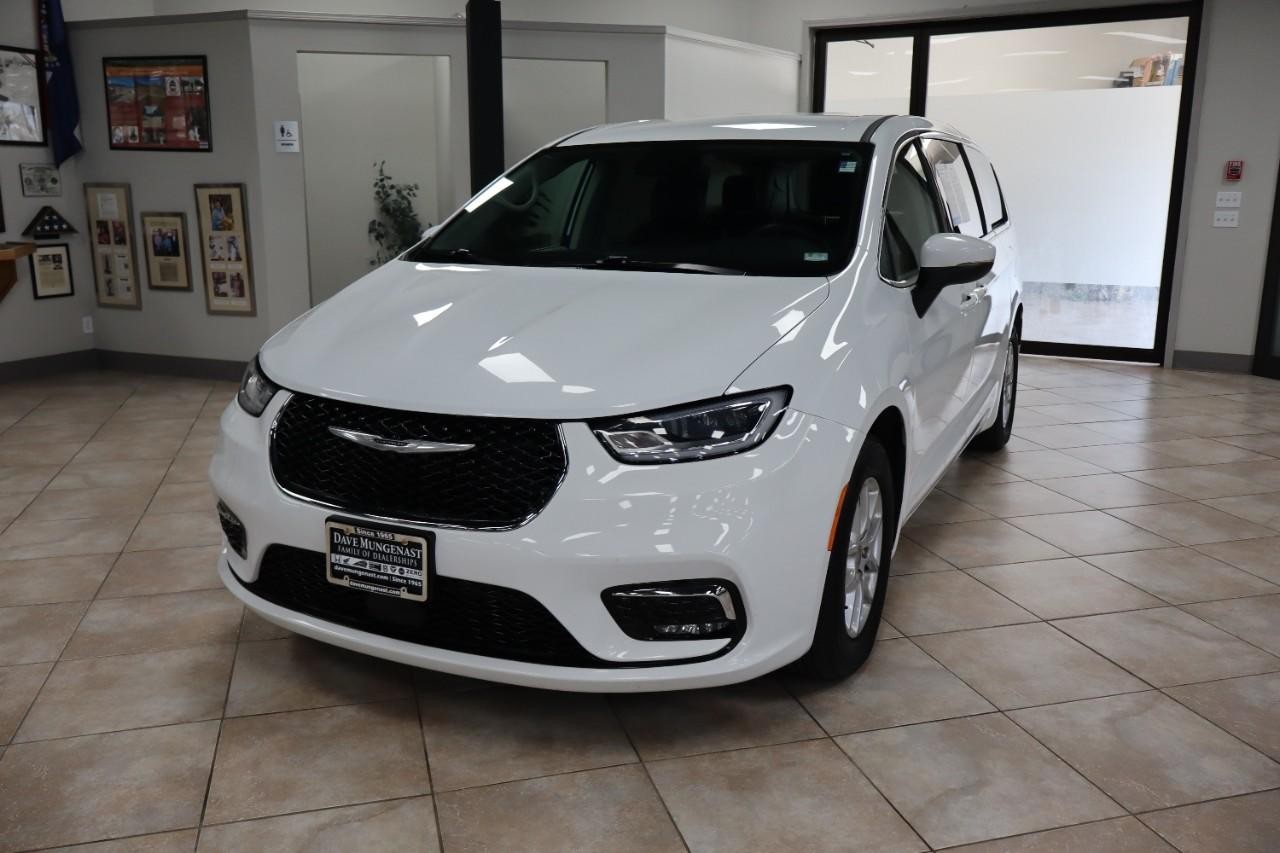 Chrysler Pacifica Vehicle Full-screen Gallery Image 2