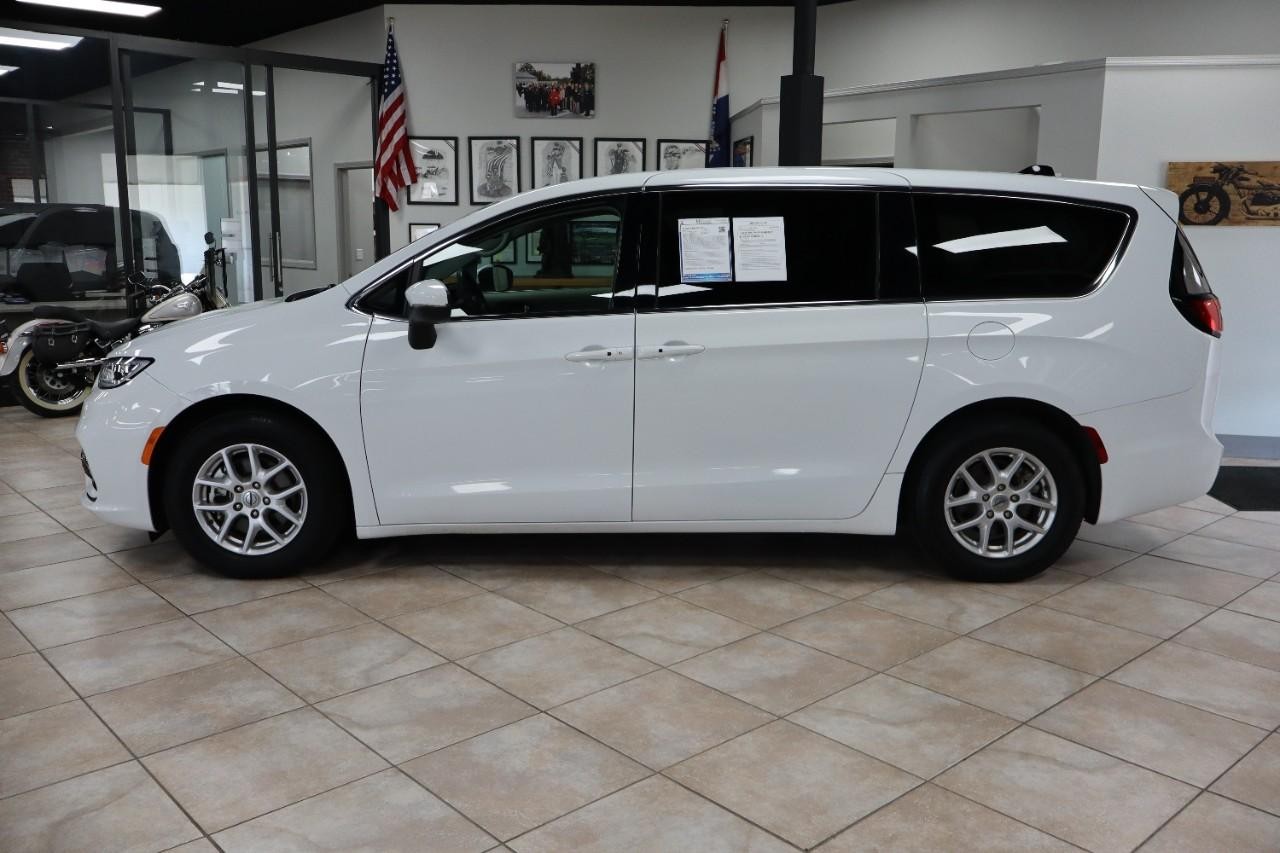 Chrysler Pacifica Vehicle Full-screen Gallery Image 3