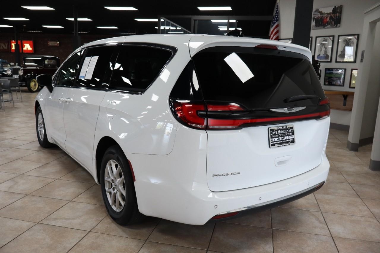 Chrysler Pacifica Vehicle Full-screen Gallery Image 4