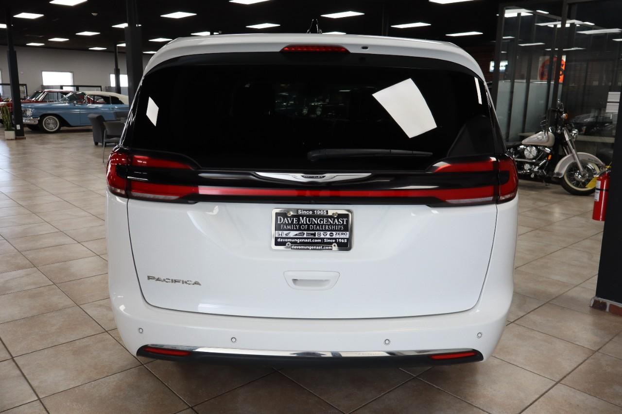 Chrysler Pacifica Vehicle Full-screen Gallery Image 5