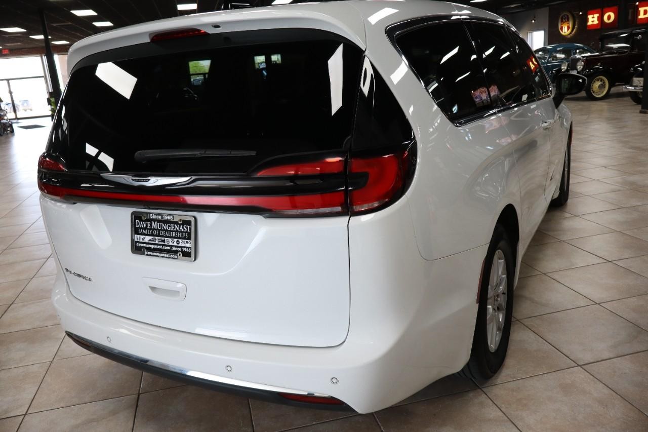 Chrysler Pacifica Vehicle Full-screen Gallery Image 6