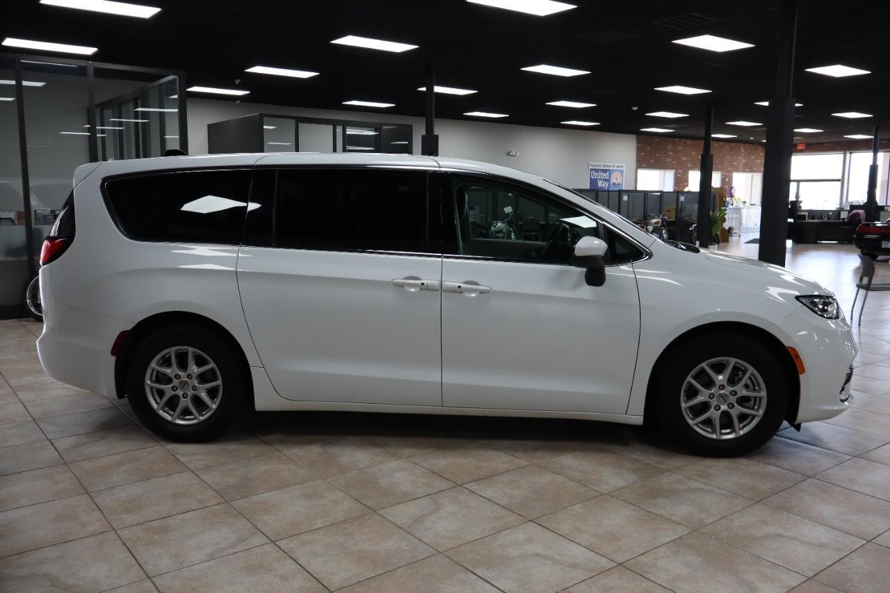 Chrysler Pacifica Vehicle Full-screen Gallery Image 7