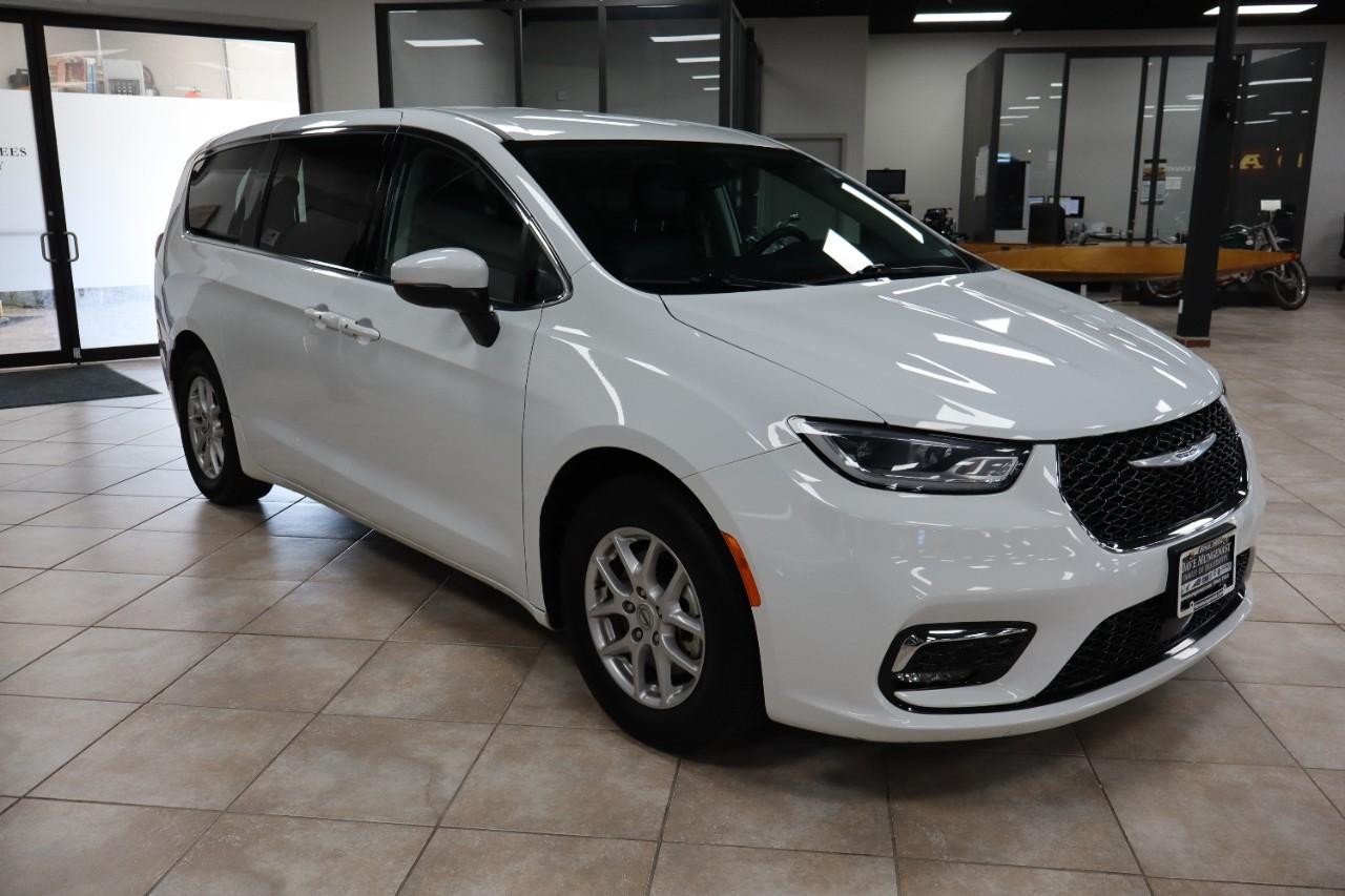 Chrysler Pacifica Vehicle Full-screen Gallery Image 8