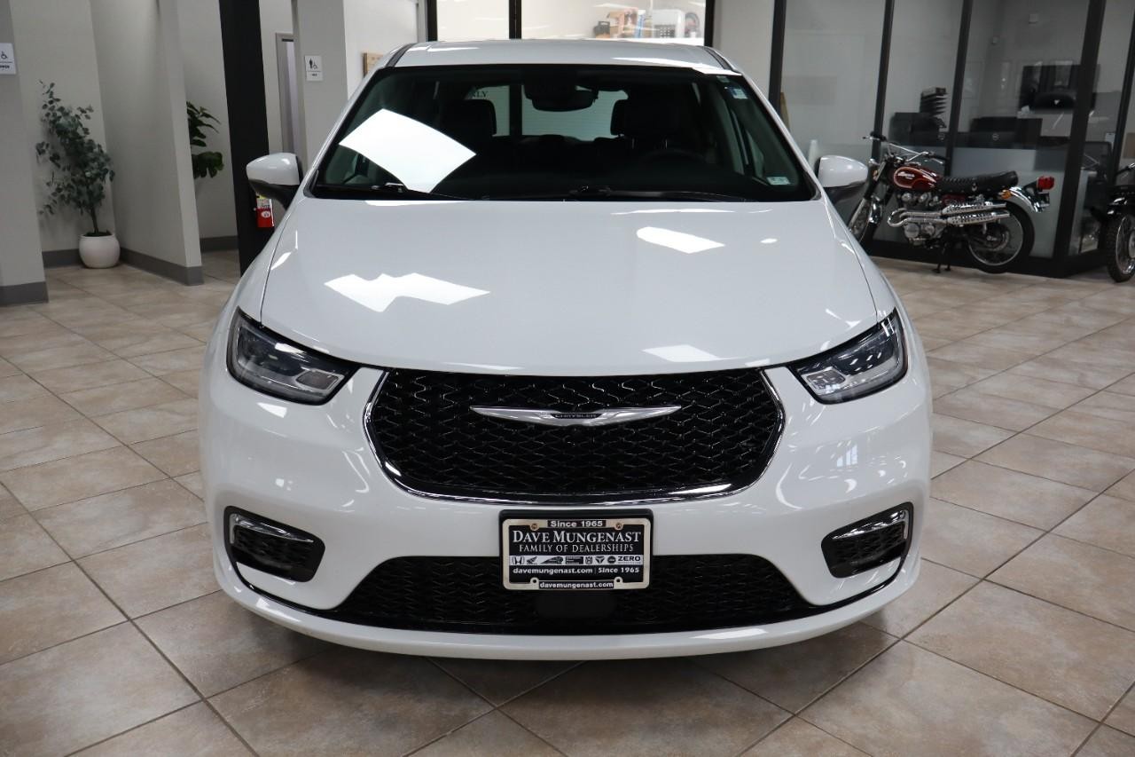 Chrysler Pacifica Vehicle Full-screen Gallery Image 9