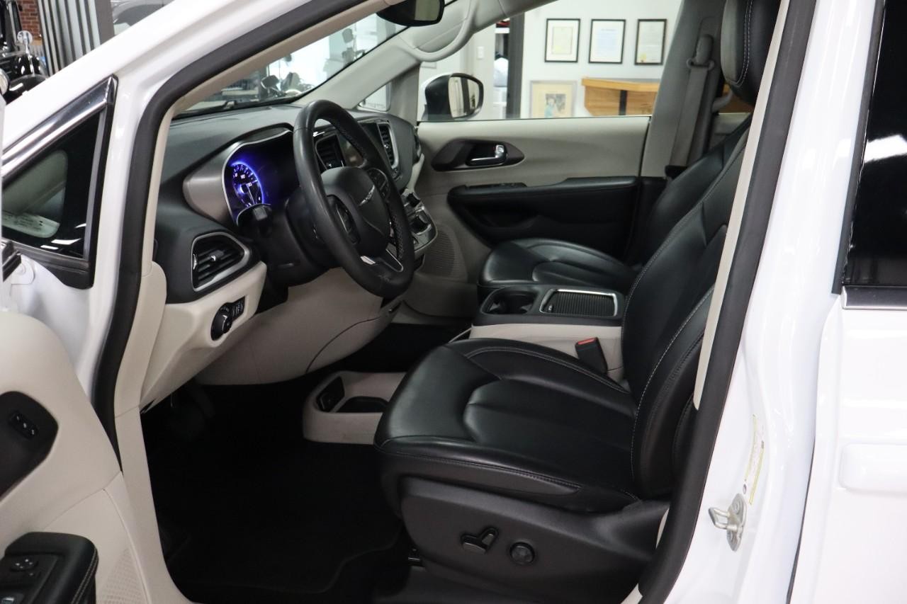 Chrysler Pacifica Vehicle Full-screen Gallery Image 10