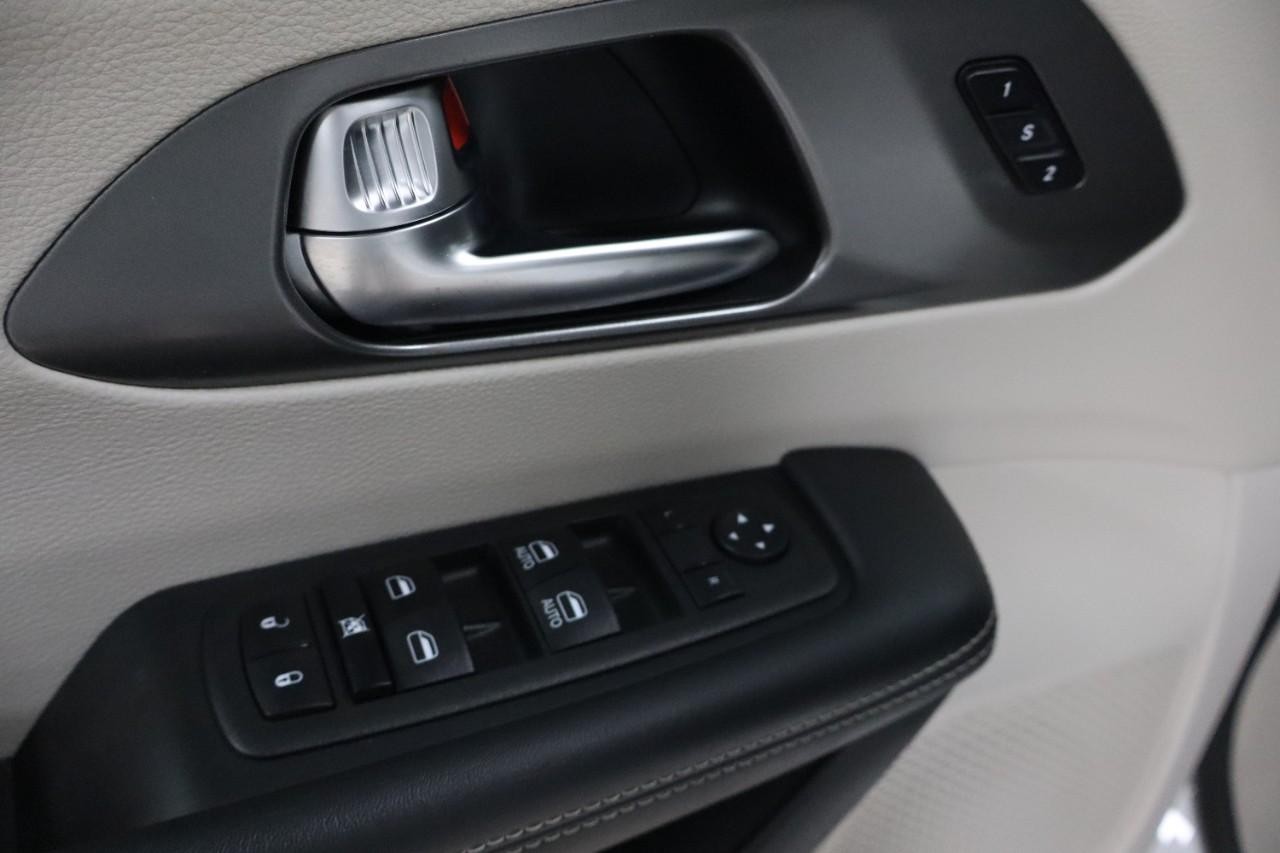 Chrysler Pacifica Vehicle Full-screen Gallery Image 11
