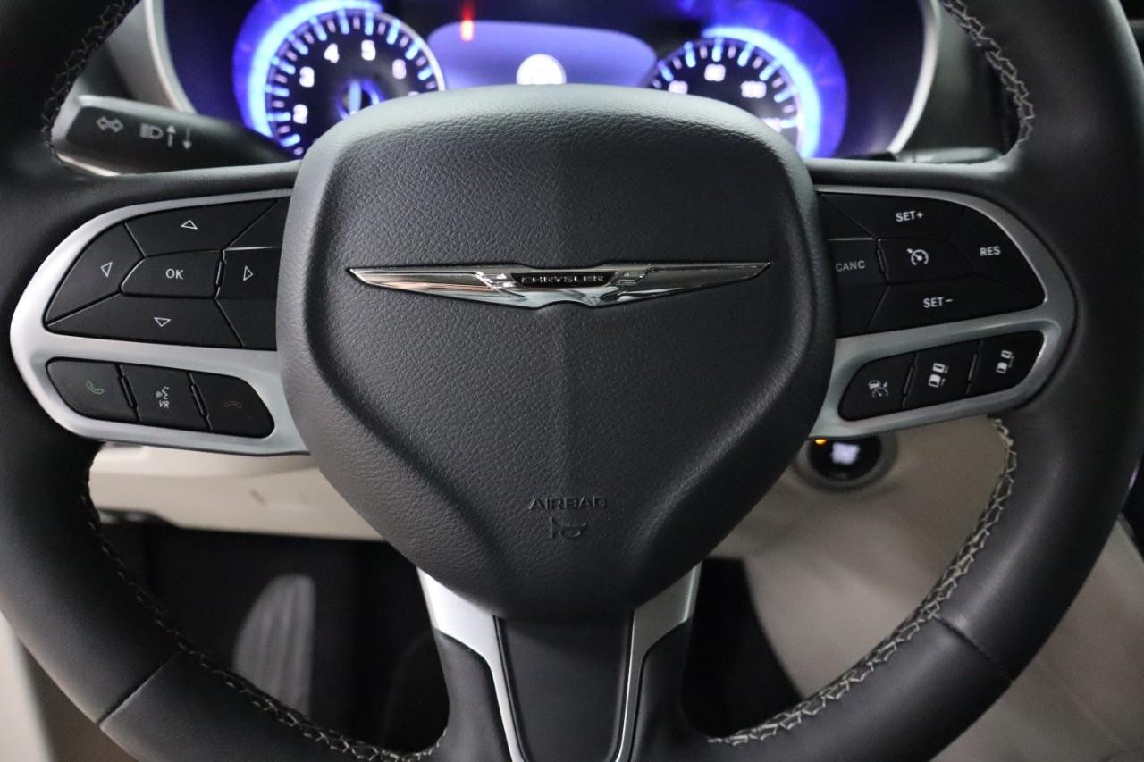 Chrysler Pacifica Vehicle Full-screen Gallery Image 13