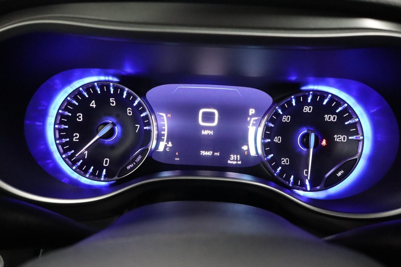 Chrysler Pacifica Vehicle Full-screen Gallery Image 14