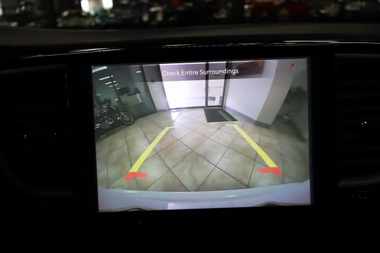 Chrysler Pacifica Vehicle Full-screen Gallery Image 15