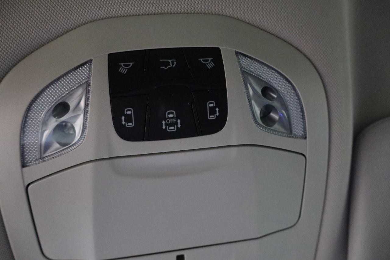 Chrysler Pacifica Vehicle Full-screen Gallery Image 16