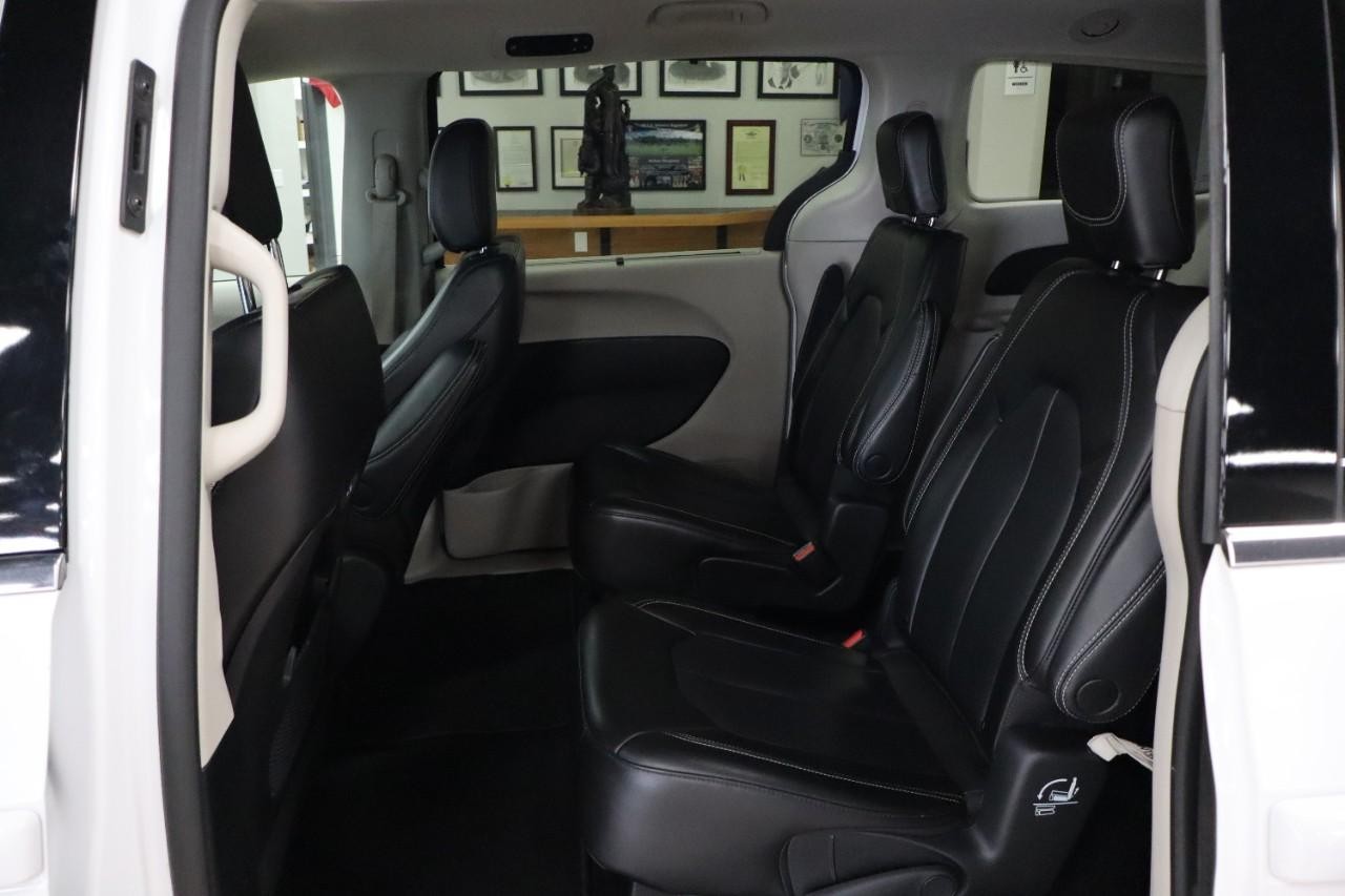 Chrysler Pacifica Vehicle Full-screen Gallery Image 17