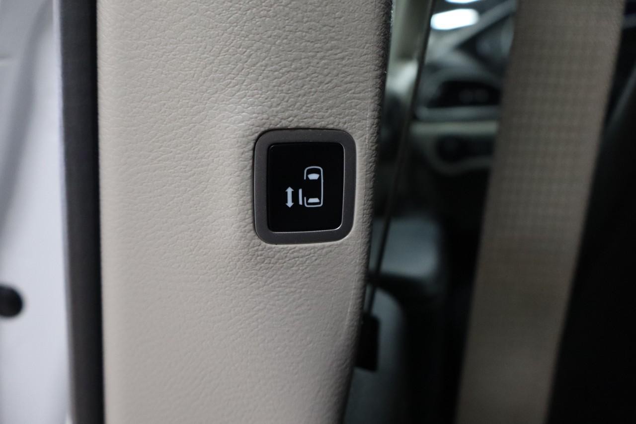 Chrysler Pacifica Vehicle Full-screen Gallery Image 18