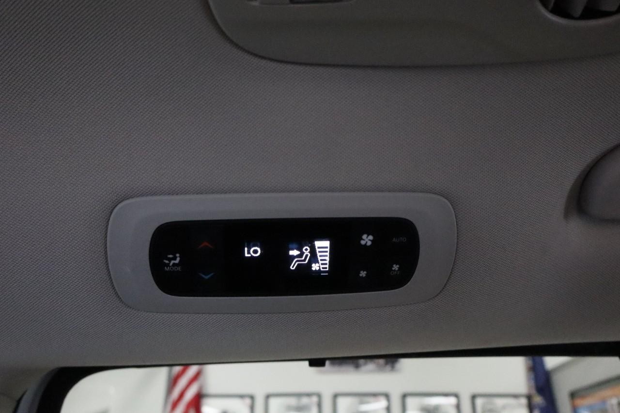 Chrysler Pacifica Vehicle Full-screen Gallery Image 22