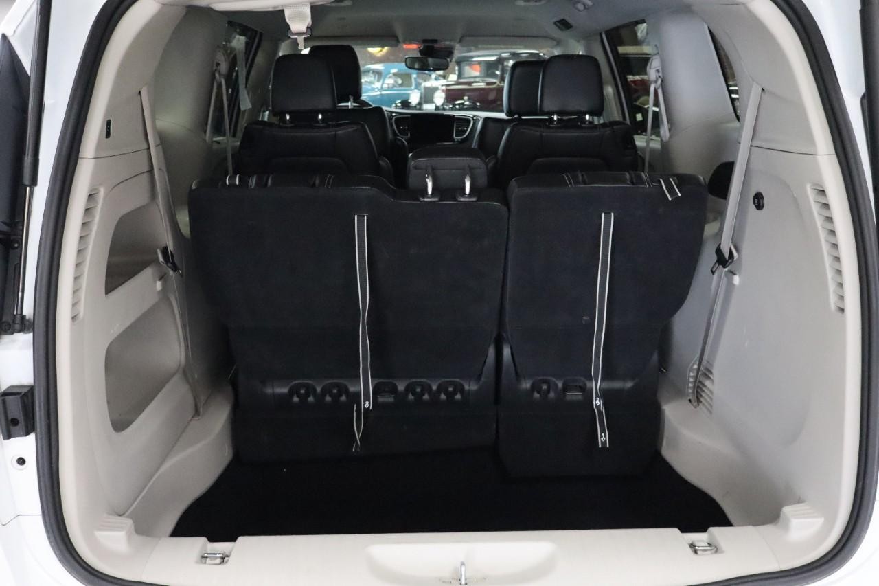 Chrysler Pacifica Vehicle Full-screen Gallery Image 23