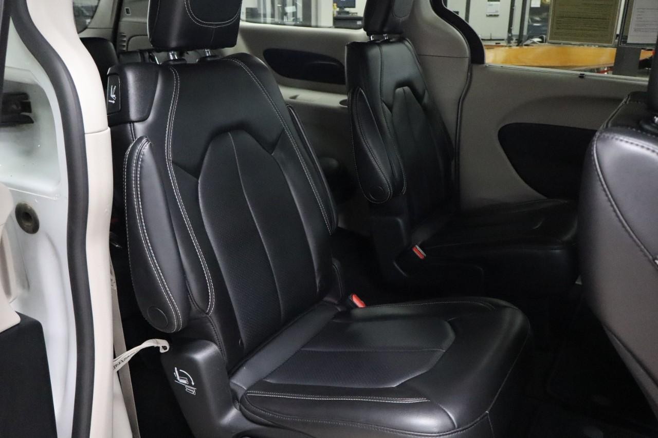 Chrysler Pacifica Vehicle Full-screen Gallery Image 25