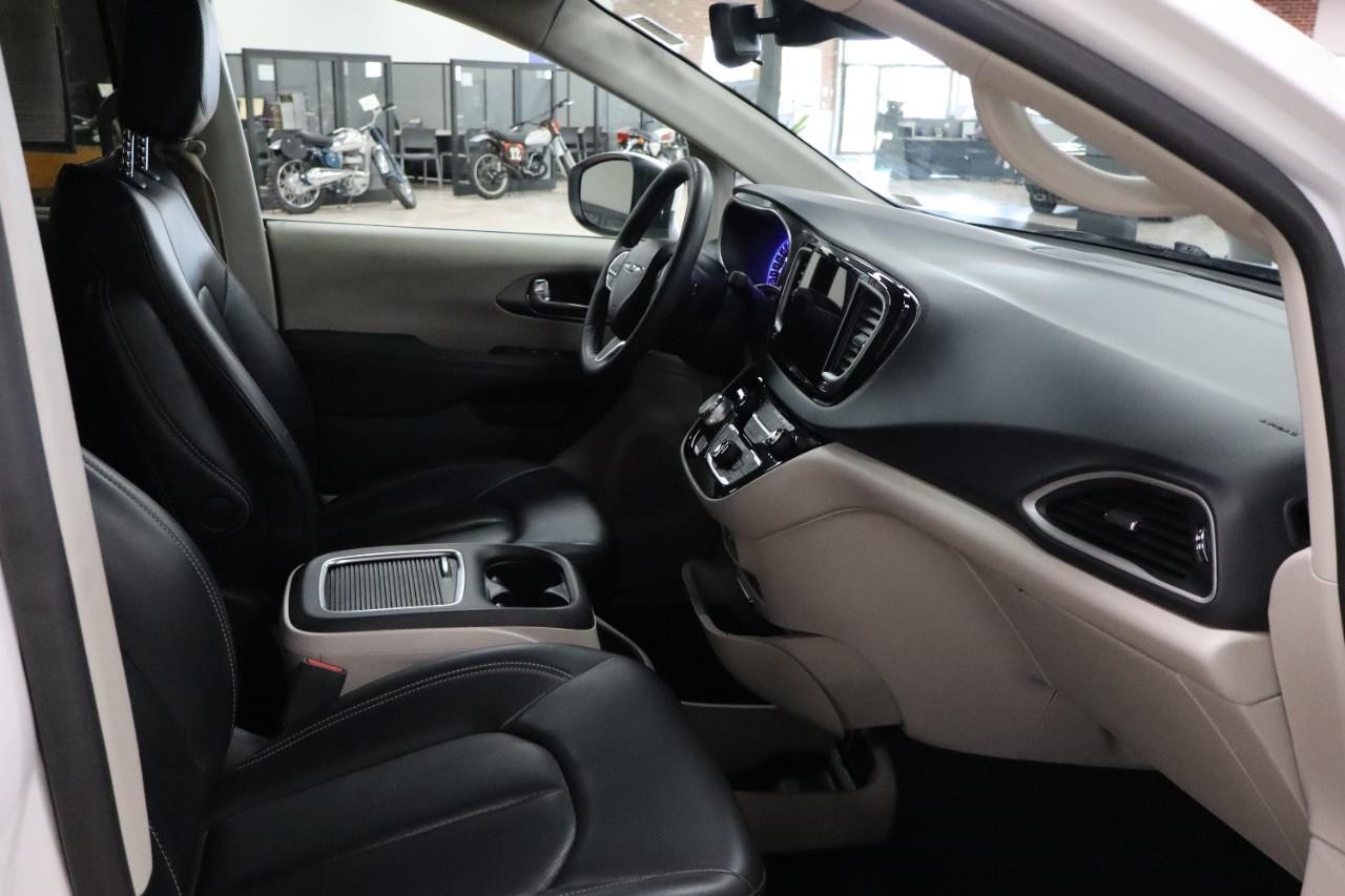 Chrysler Pacifica Vehicle Full-screen Gallery Image 26