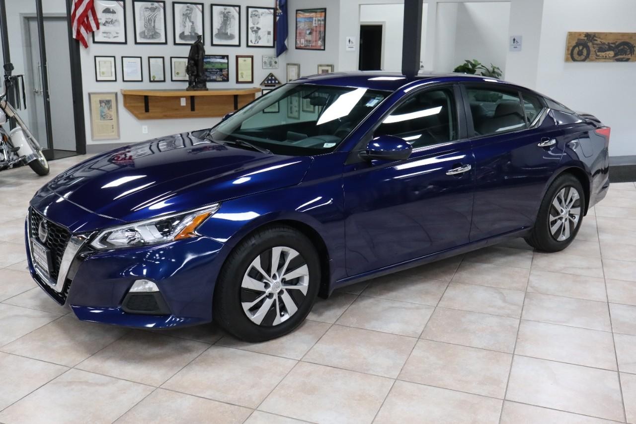 Nissan Altima Vehicle Full-screen Gallery Image 2