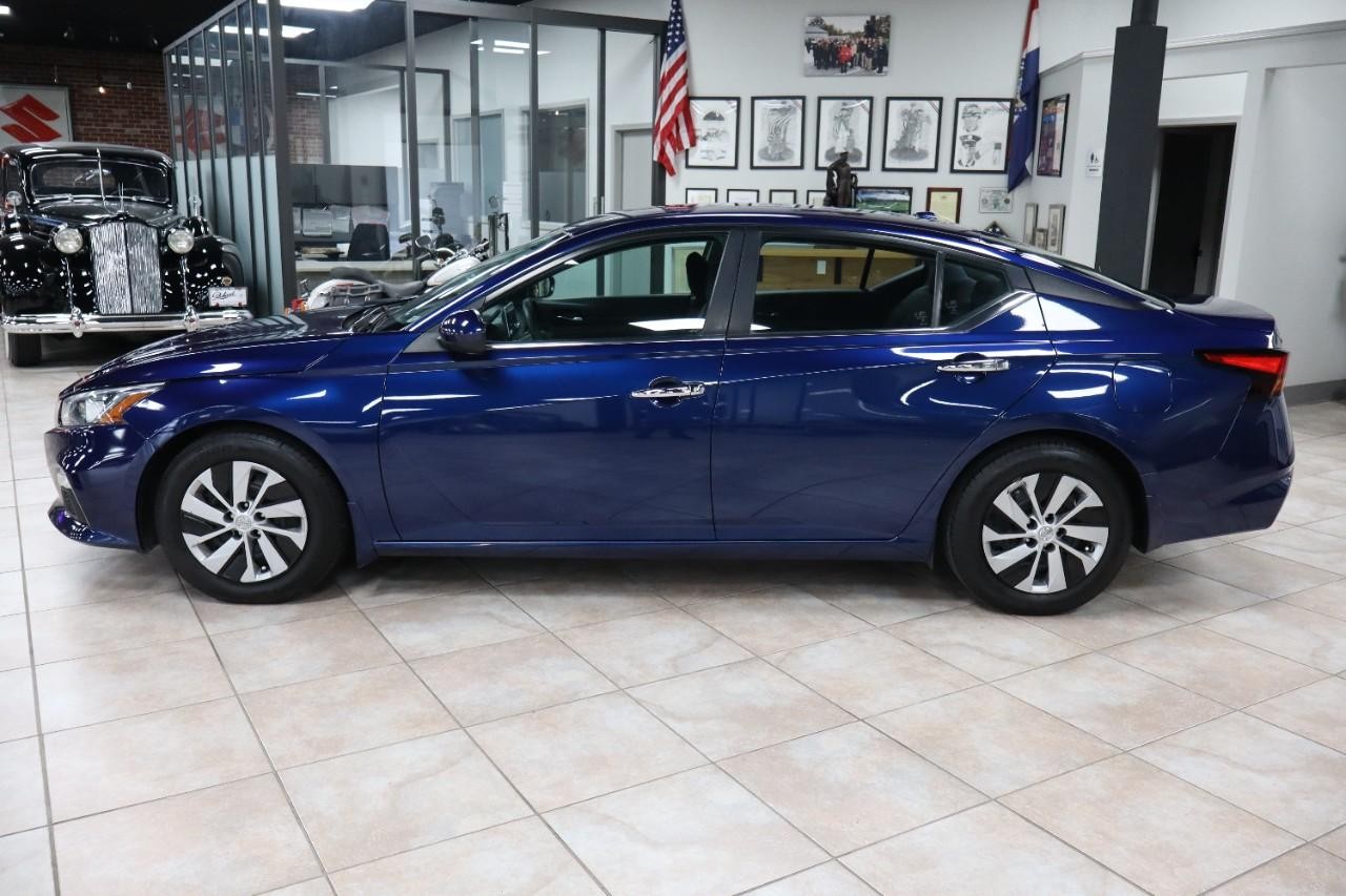 Nissan Altima Vehicle Full-screen Gallery Image 3